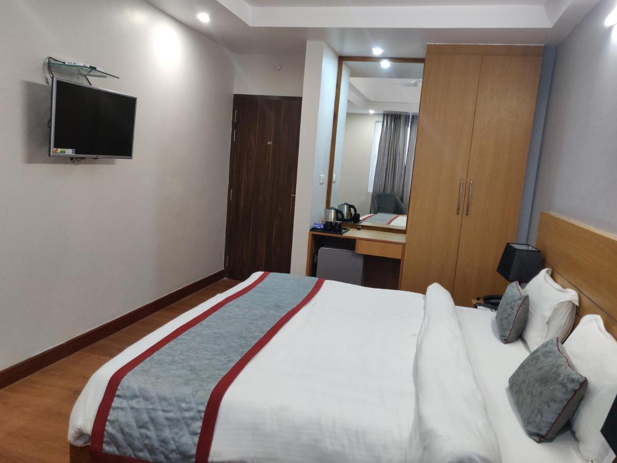 Hotel Sarvin Лакхнау Экстерьер фото