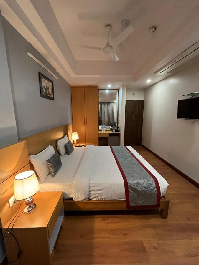 Hotel Sarvin Лакхнау Экстерьер фото
